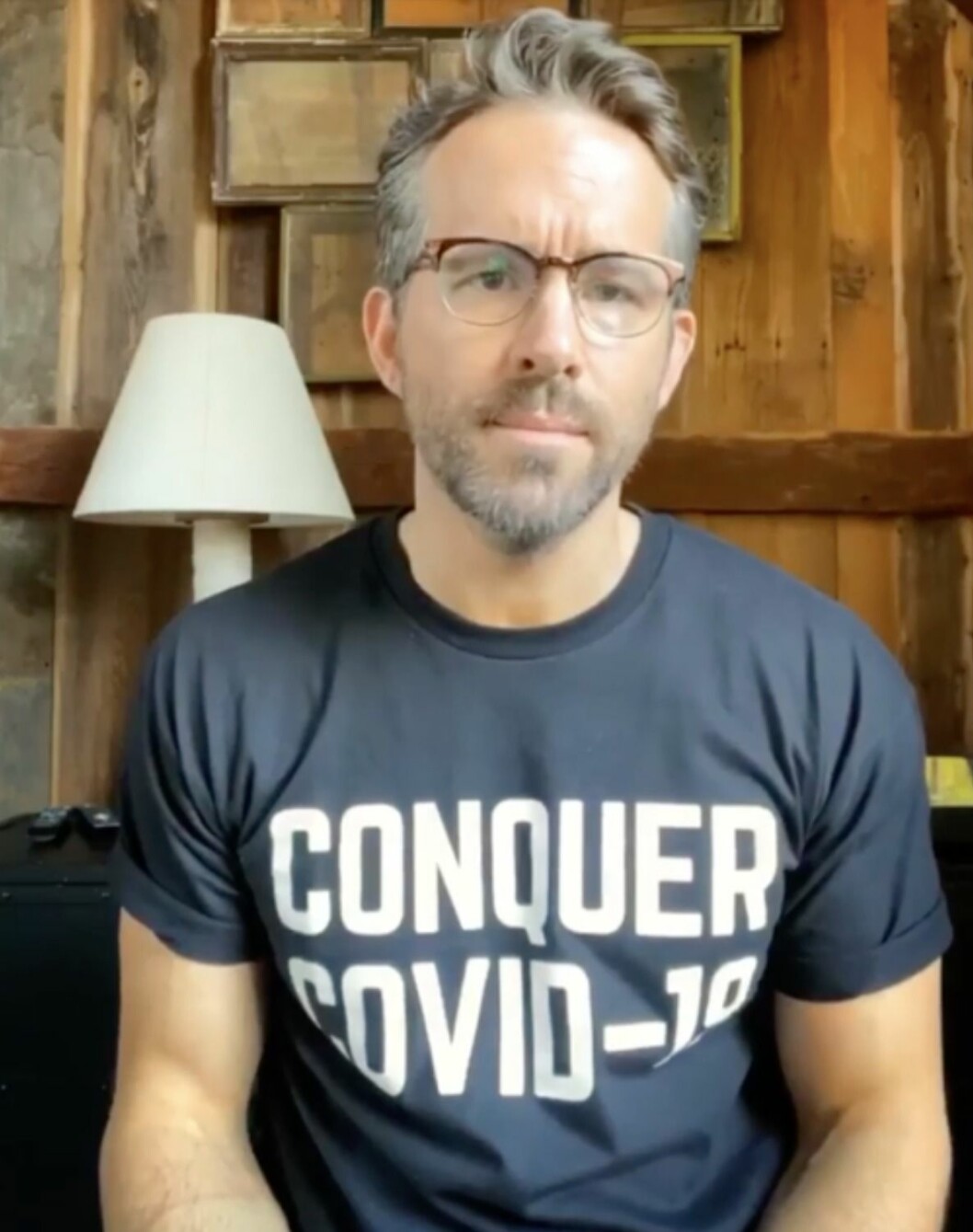 Ryan Reynolds i glasögon och skägg