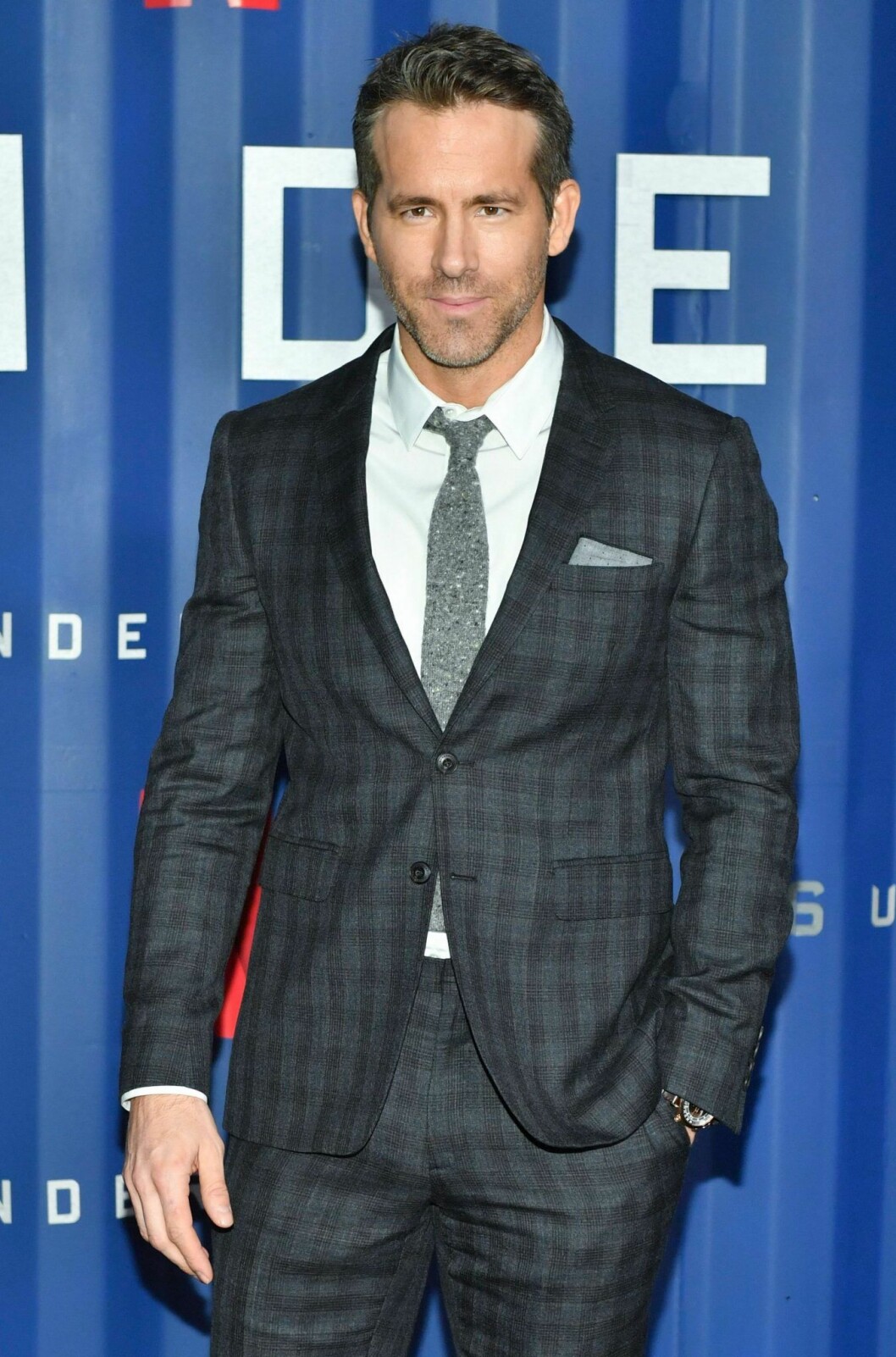 Ryan Reynolds innan karantän. Ryan Reynolds i kostym