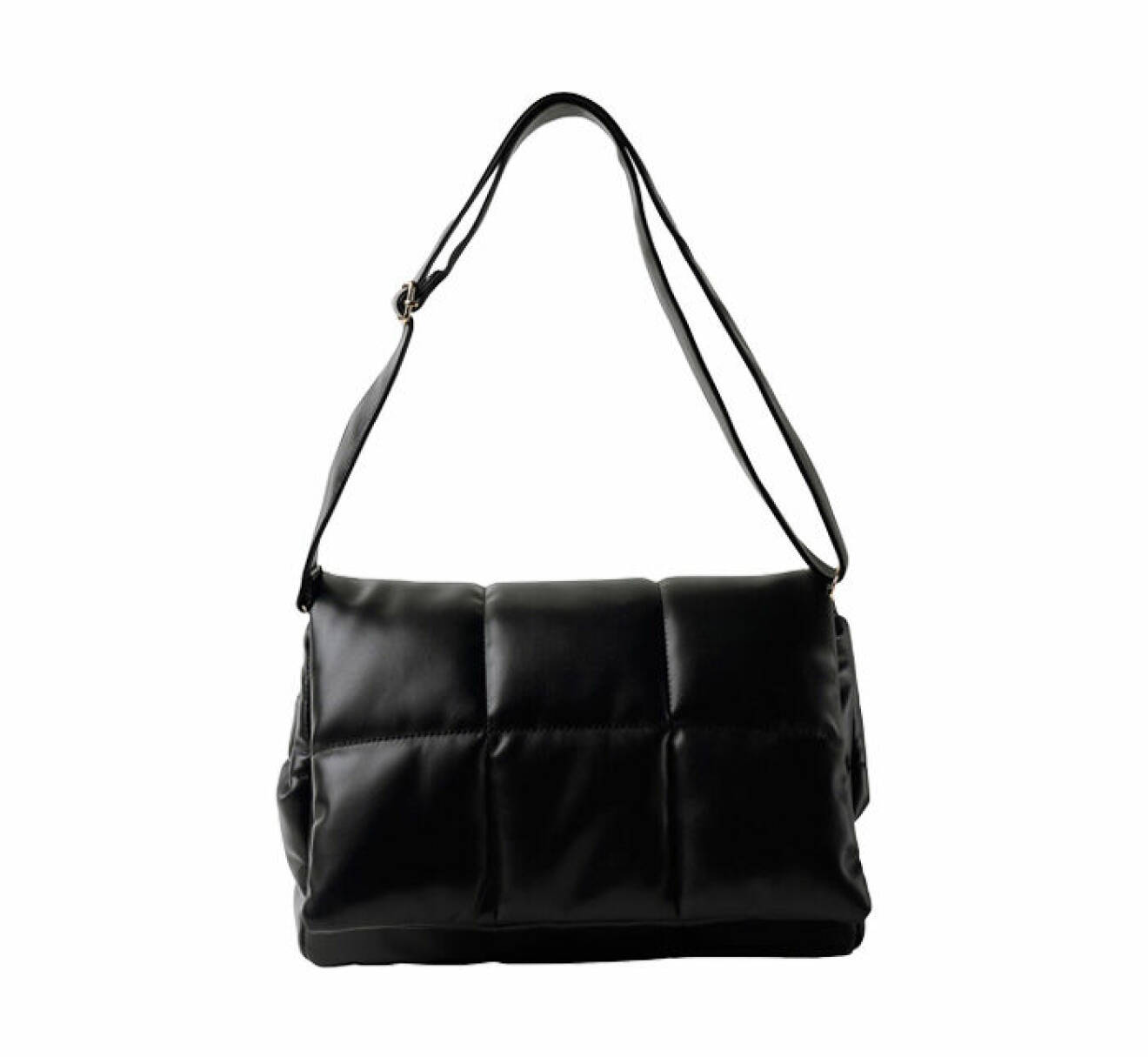 svart väska med quiltat lock och justerbar axelrem från Angelica Cecilia