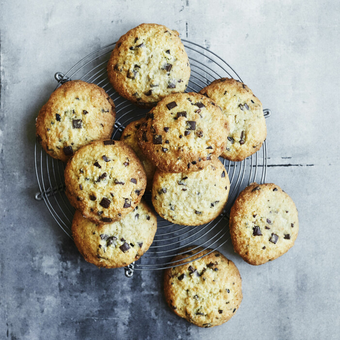 Så bakar du cookies med choklad och kokos
