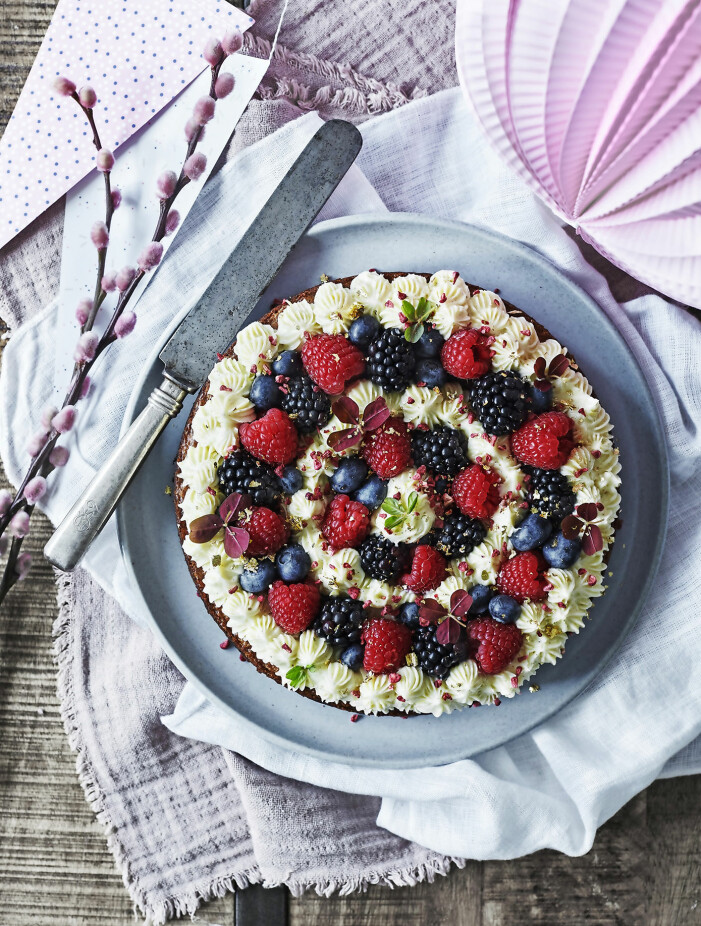 Så bakar du mandelkaka med vit choklad-frosting och färska bär