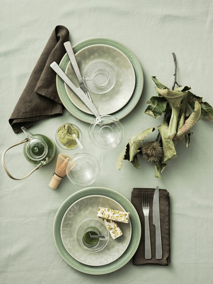Grönt är skönt! Låt gröna nyanser ta plats på riktigt i dukningen för en efterlängtad vår- och sommarkänsla. Foto: Marbodal. Så dukar du med gröna färger
