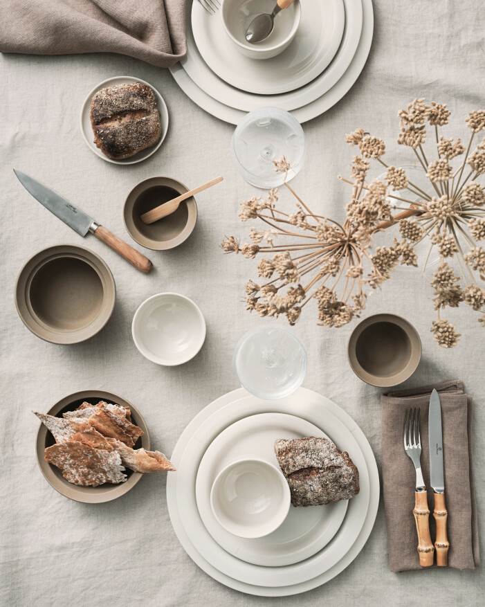 En beige dukning är en tidlös vinnare som passar bra oavsett tid på året. Foto: Marbodal. Så dukar du med jordnära färger
