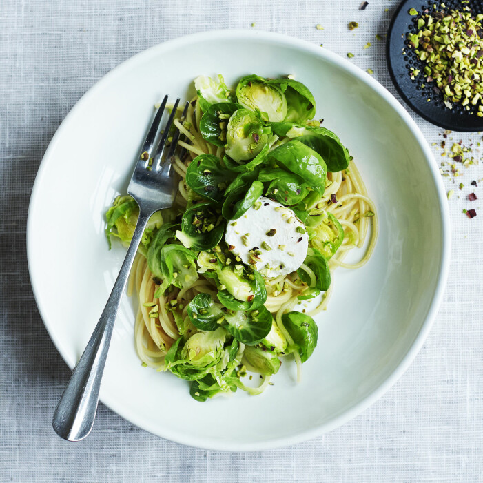 Så enkelt lagar du pasta med pistach, brysselkål och getost