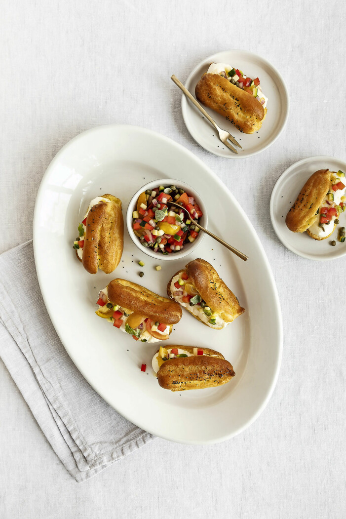 Så gör du éclair med färskost och färsk ratatouille