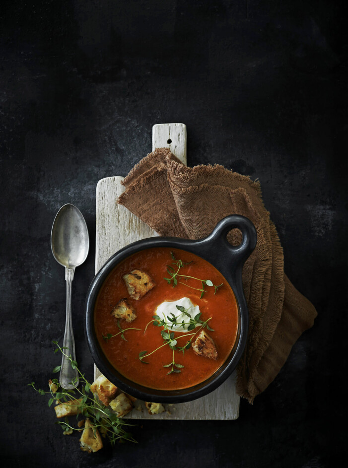 Så gör du bakad tomatsoppa med färsk timjan och brödkrutonger
