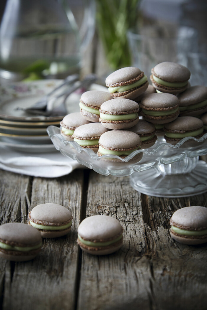 Så gör du chokladmakroner med limekräm