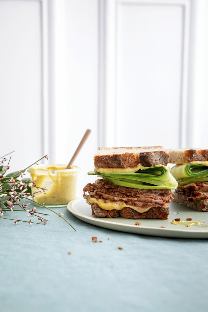 Så gör du club sandwich med rostbiff och dijonmajonnäs