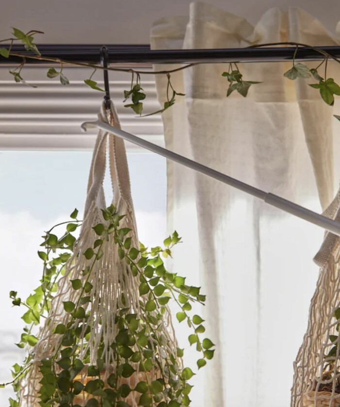 En gardinstång är ett smart knep både för växandets skull men också om du smidigt vill addera andra växter. Foto: Ikea. Så gör du din egen växtgardin