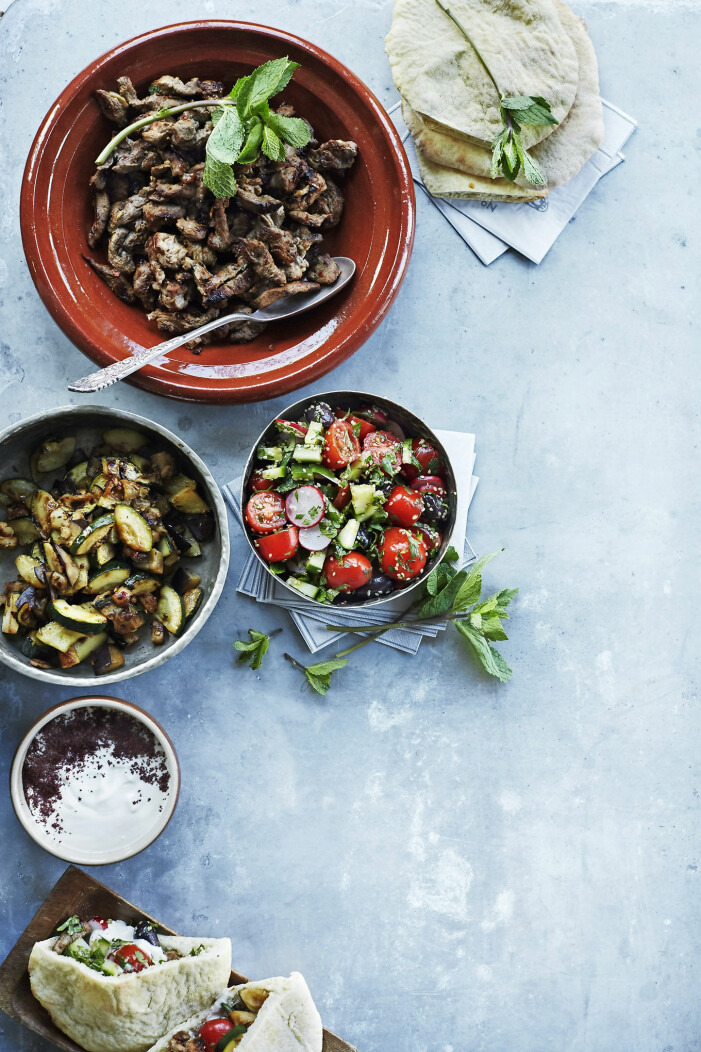 Så gör du lövbiffs-kebab med fattoush