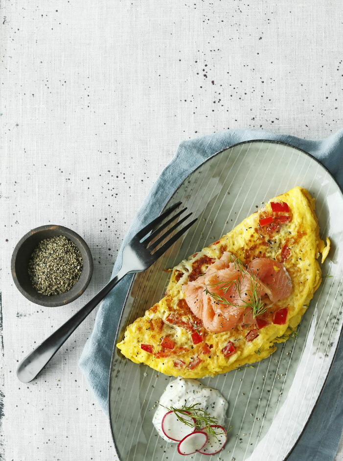 Så gör du omelett med paprika, chili och rökt lax