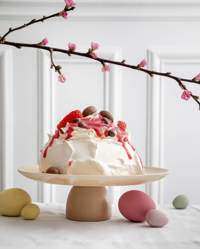 Så gör du pavlova med jordgubbscoulis