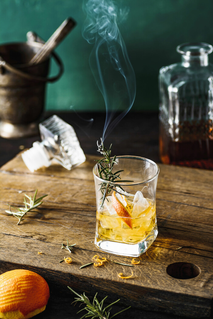 Så gör du rosmarinrökt old fashioned