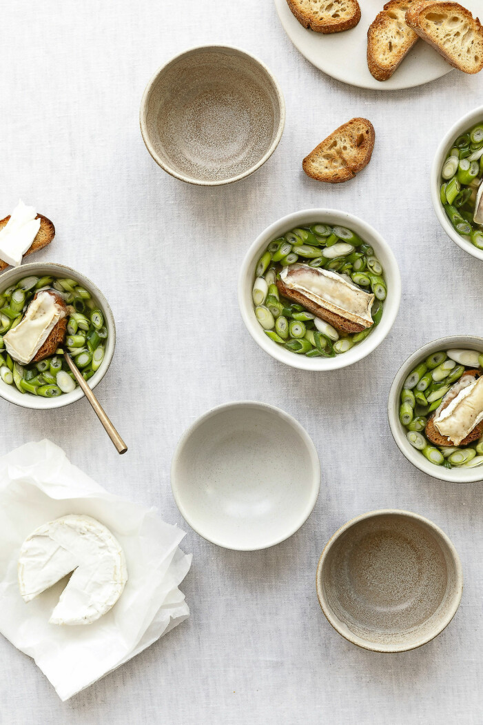 Så gör du soppa på salladslök med getostcrostini