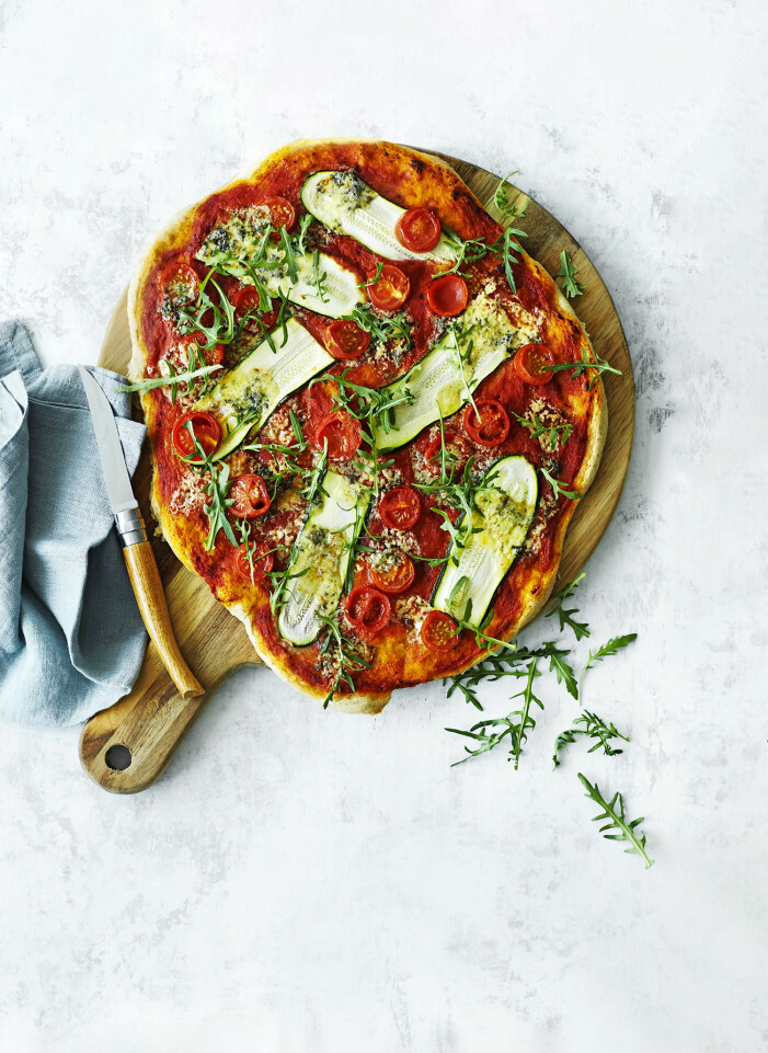 Så gör du vårig vegopizza med tomat, zucchini och grönmögelost
