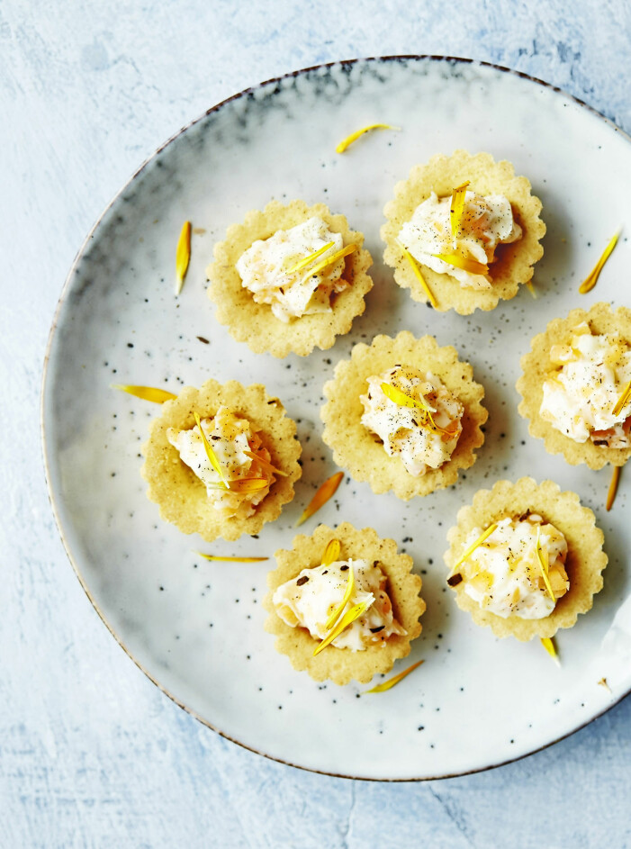 Så gör enkla parmesankrustader med morots- och färskoströra