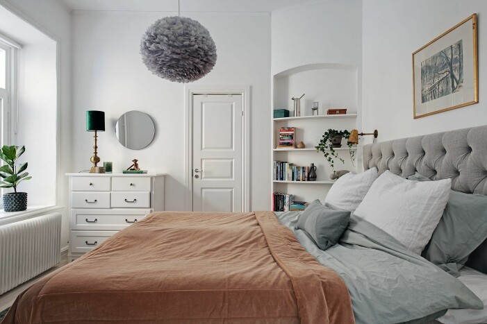 Låt naturnära alternativ stå i fokus när du väljer sängkläder. Foto: Fredrik J Karlsson för <a target="_blank" href="https://www.instagram.com/alvhem/?hl=sv">Alvhem</a>. Mäklare: Tony Henschel. Så inreder du ditt sovrum på bästa sätt