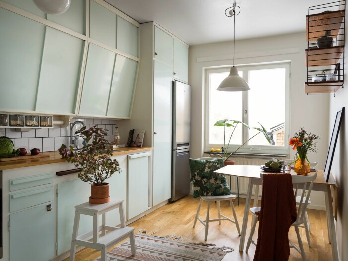 Trött på ett kök i vitt? Låt pastellerna ta plats på köksluckorna för en uppiggande färginjektion. Foto: Johan Spinnell för <a target="_blank" href="https://www.instagram.com/historiskahem/">Historiska Hem</a>. Styling: Copparstad. Mäklare: Adam Smith. Så inreder du med pastellfärger