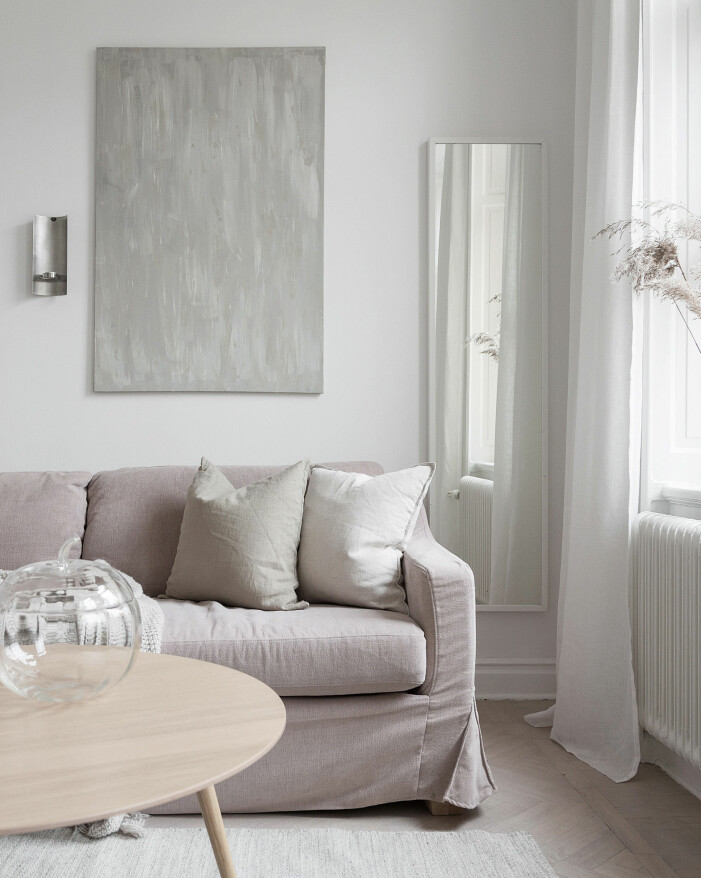 Lägg lite extra krut på vaser, växter och personliga objekt som ligger dig varmt om hjärtat. Foto: Erik Olsson Fastighetsförmedling. Så inreder du med snygga detaljer och stilleben 2021