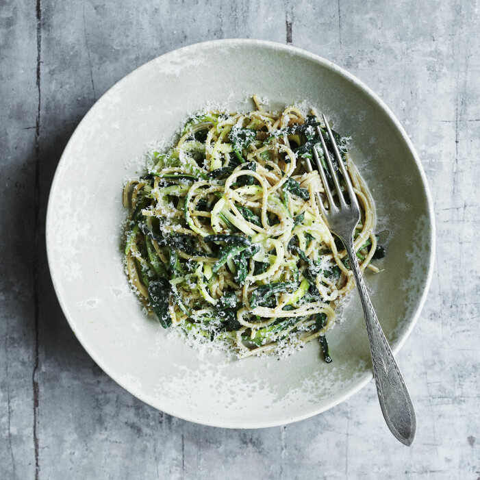 Så lagar du krämig spaghetti med spenat och zucchini