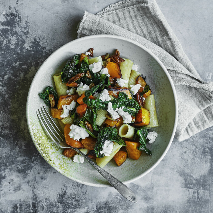 Så lagar du rigatoni med pumpa, svartkål och vitost