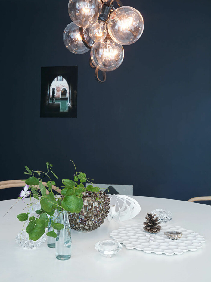 Skapa dynamik och kontrast i hemmet med en färgstark vägg som bryter av resten av känslan i rummet. Foto: Stellan Herner. Syns i: <a target="_blank" href="https://old.elledecoration.se/karleksfullt-inredd-funkisdrom-med-magisk-matsal/">Kärleksfullt inredd funkisdröm med en magisk matsal</a>. Så målar du väggarna i rätt nyans av blått