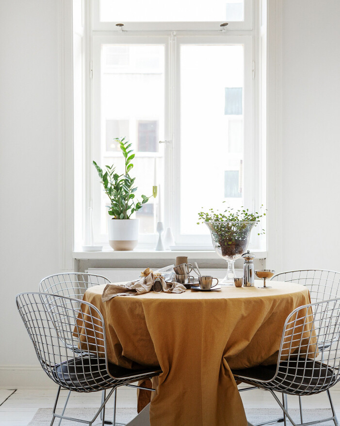 Stylingen rör sig så sakteliga från minimalistiskt till ombonat, gärna med personliga detaljer i mängder. Foto: Erik Olsson Fastighetsförmedling. Så skapar du en trendig, levande känsla i ditt hem