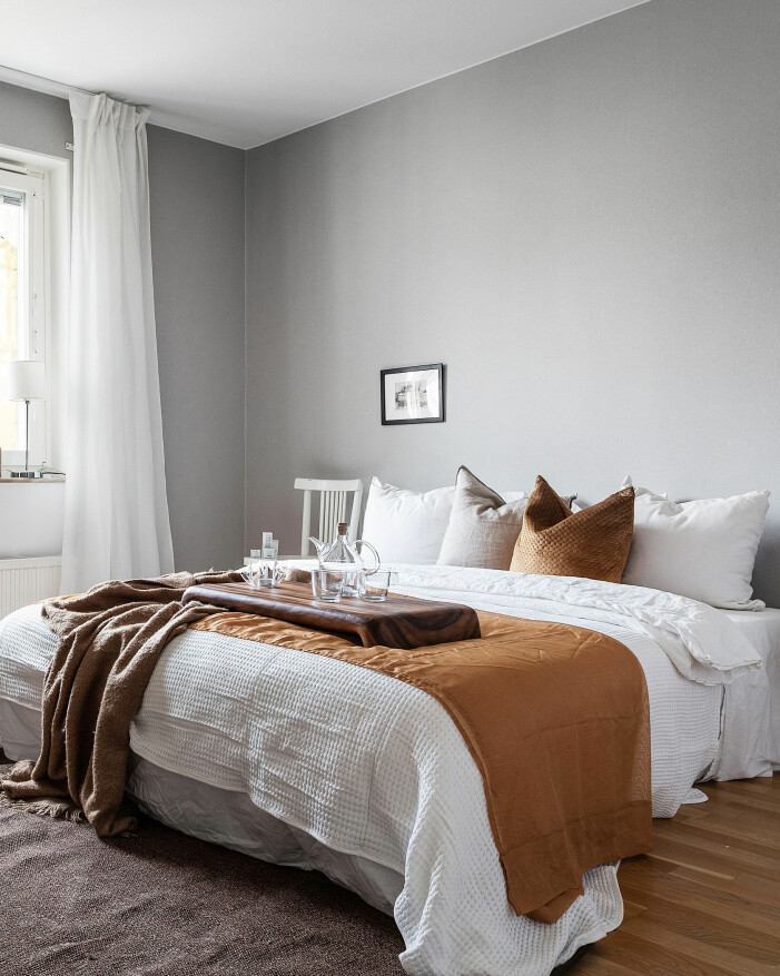 Har du en del jordnära toner i ditt hem? Den trendiga färgskalan fortsätter att hålla i sig. Foto: Erik Olsson Fastighetsförmedling. Så stylar du sovrummet 2021