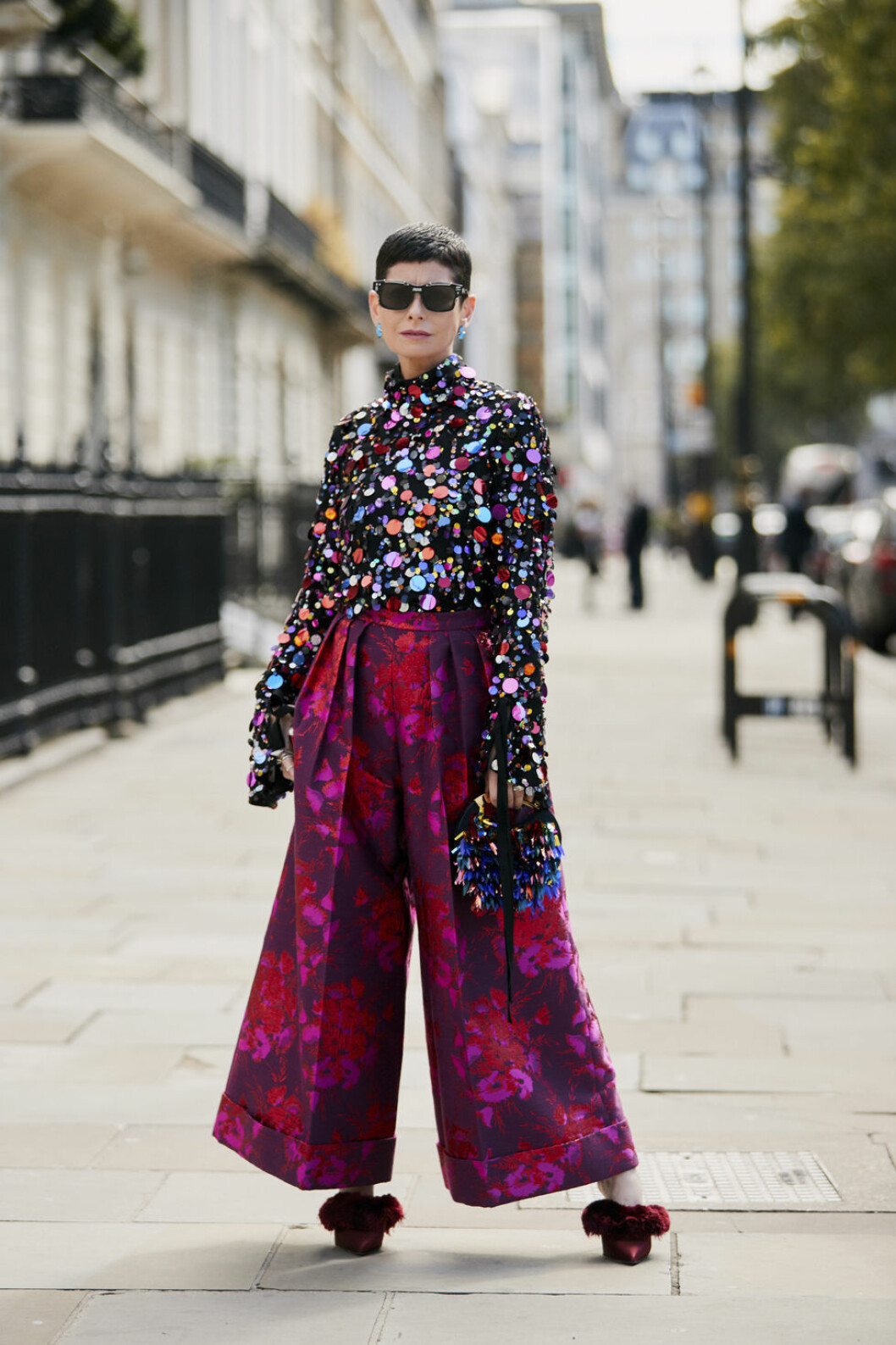 Stylinginspiration från Londons modevecka med topp och byxor. London streetstyle blommigt mönster