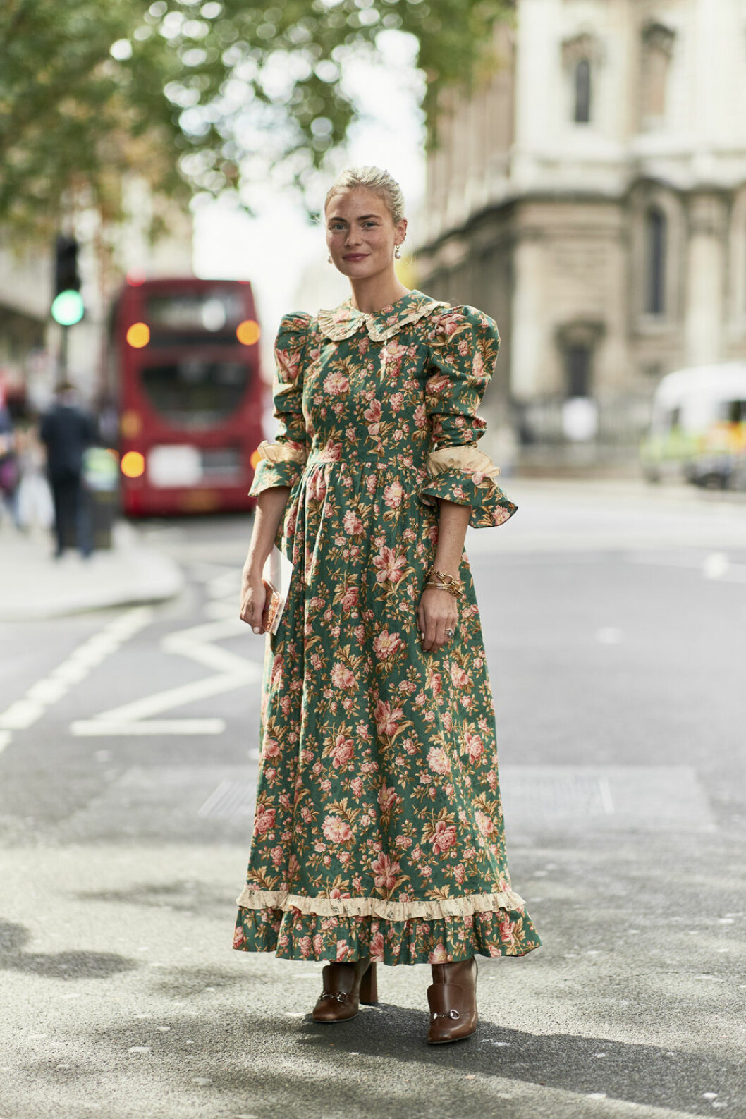 En riktigt vacker och trendig klänning som sågs under Londons modevecka. London streetstyle blommigt mönster