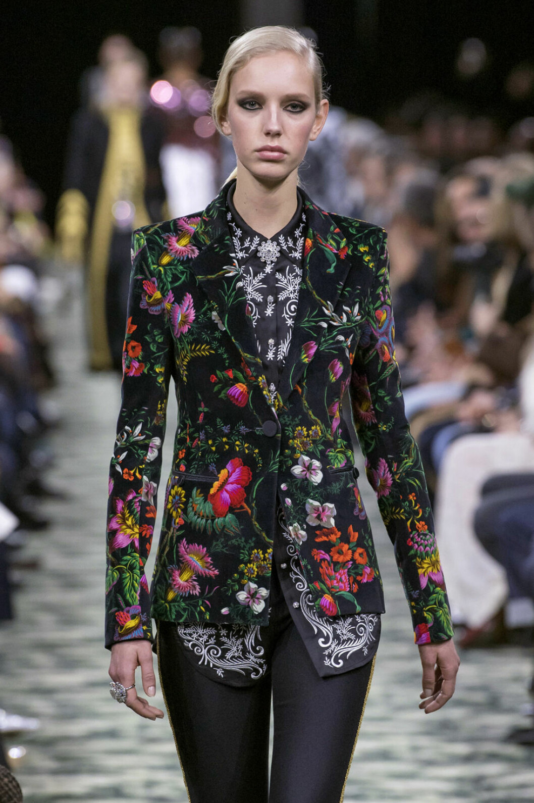 Paco Rabanne visade blommor på catwalk. Paco Rabanne blommig kavaj höstkollektionen