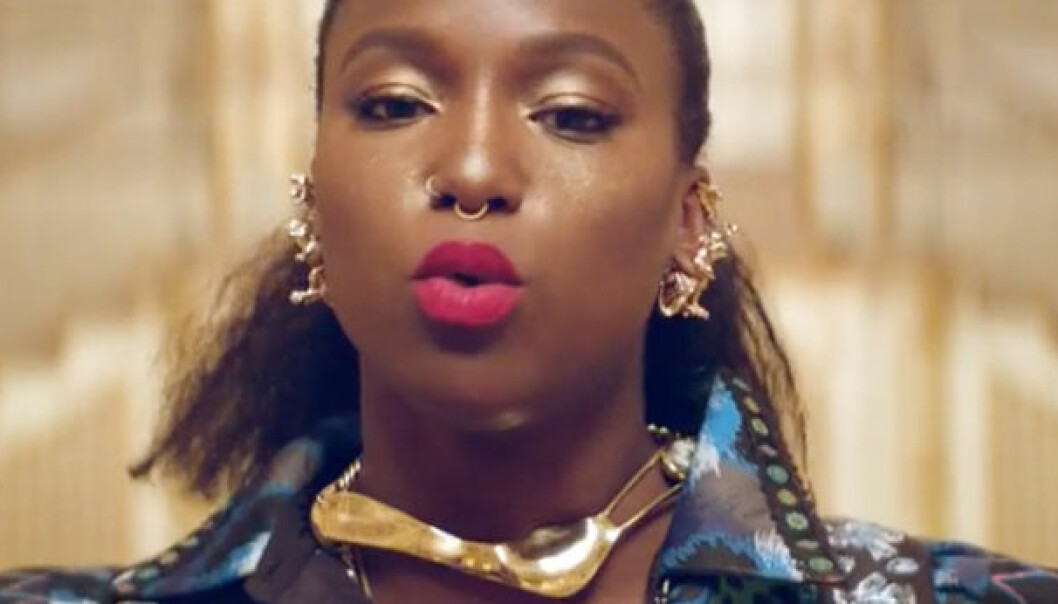 Sabina Ddumba bär måste ha-klänningen från Kenzo x H&amp;M i sin nya video
