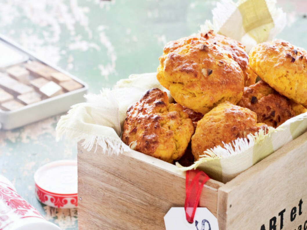 Saffransscones med hackad mandel. Saffransscones med hackad mandel.