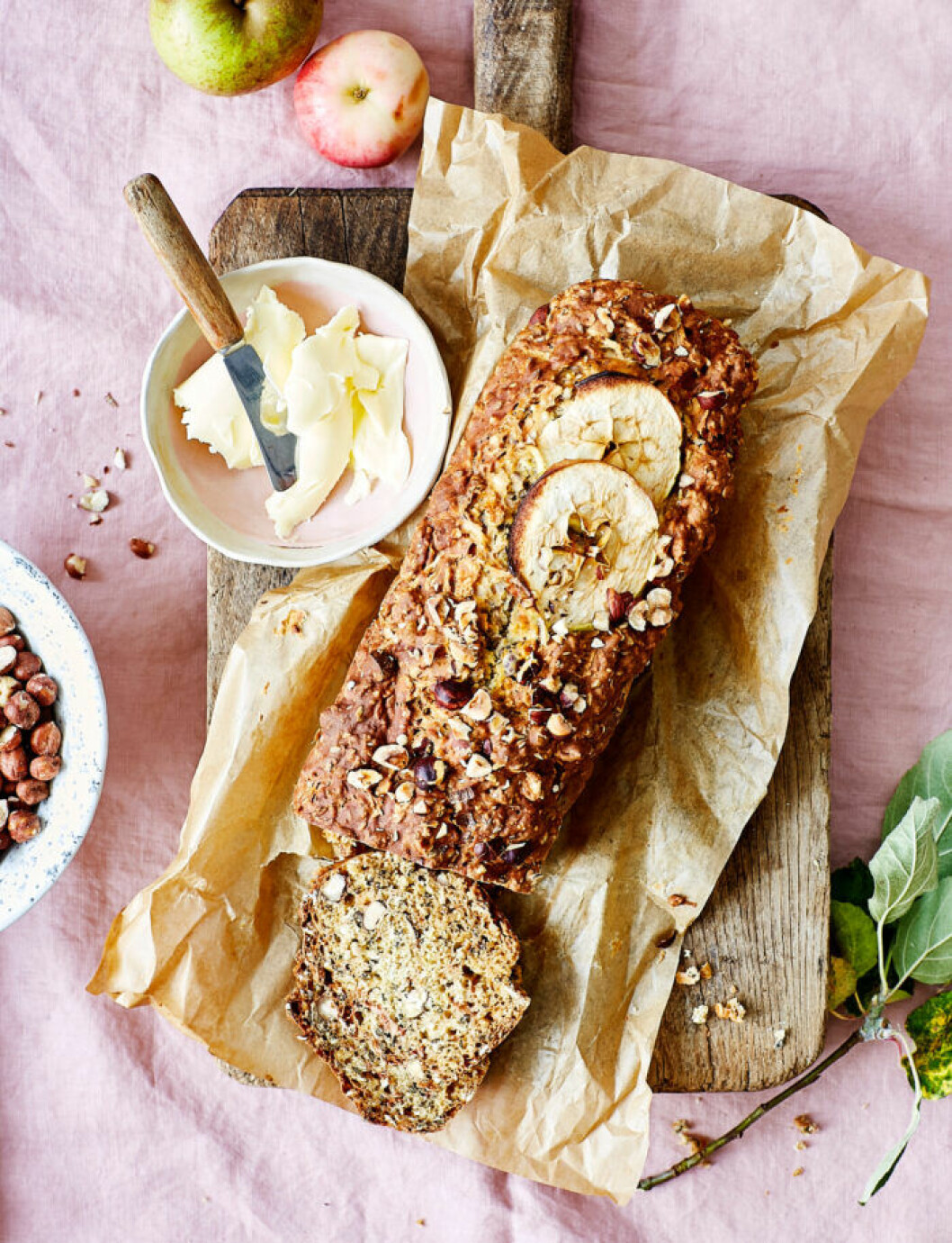Saftigt äppelbröd med hasselnötter. Recept på saftigt äppelbröd med hasselnötter