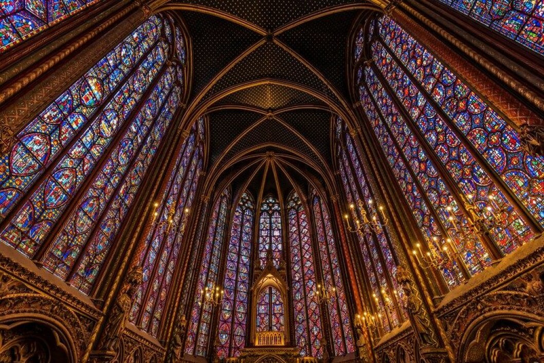 Via: <a href="https://theroaminglama.wordpress.com/2015/03/25/stained-glass-of-sainte-chapelle-paris-france/" target="_blank" rel="noopener">Roaming Lama</a> saint-chappelle