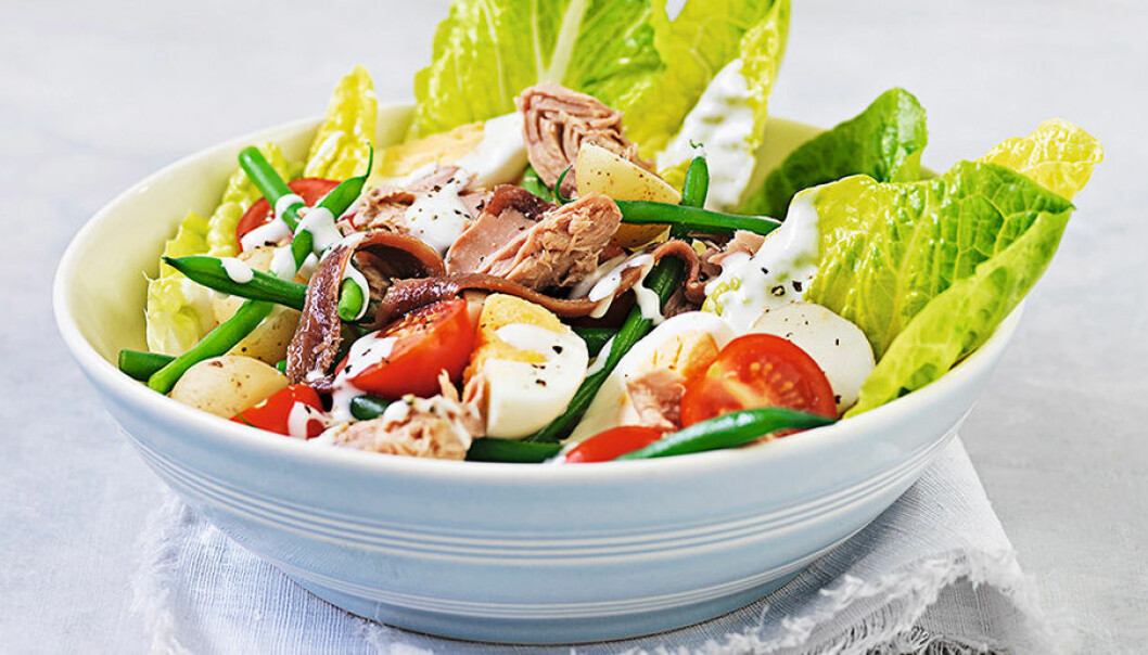 Gör en lite nyttigare Salad Nicoise med tonfisk och ägg.