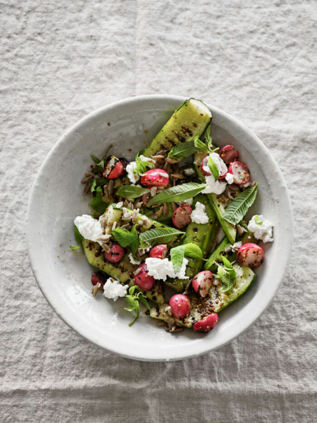 Sallad med grillad gurka och rädisor. Recept på sallad med grillad gurka och rädisor