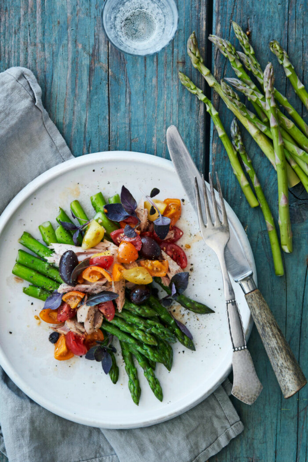 Sallad niçoise med sparris och marinerade tomater