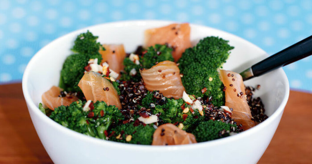 Sallad på svart quinoa, broccoli och rökt lax. Sallad på svart quinoa, broccoli och rökt lax.
