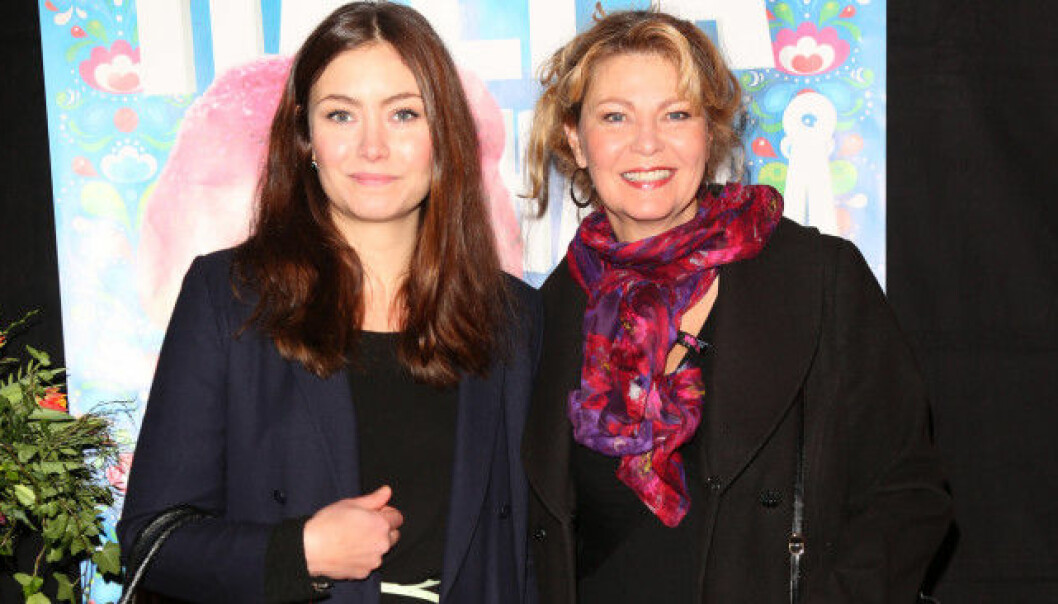 Sally är dotter till skådespelaren Ing-Marie Carlsson - som har många filmroller i bagaget. Sally Frejrud Carlsson, Ing-Marie Carlsson