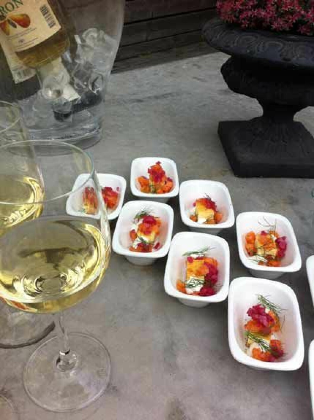 En liten aptitretare med västerbottenspaj, salmalax, picklade rödbetor och Chablis i glaset fick inleda middagen.