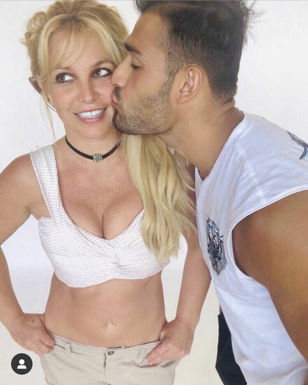 britney får puss på kinden av sam
