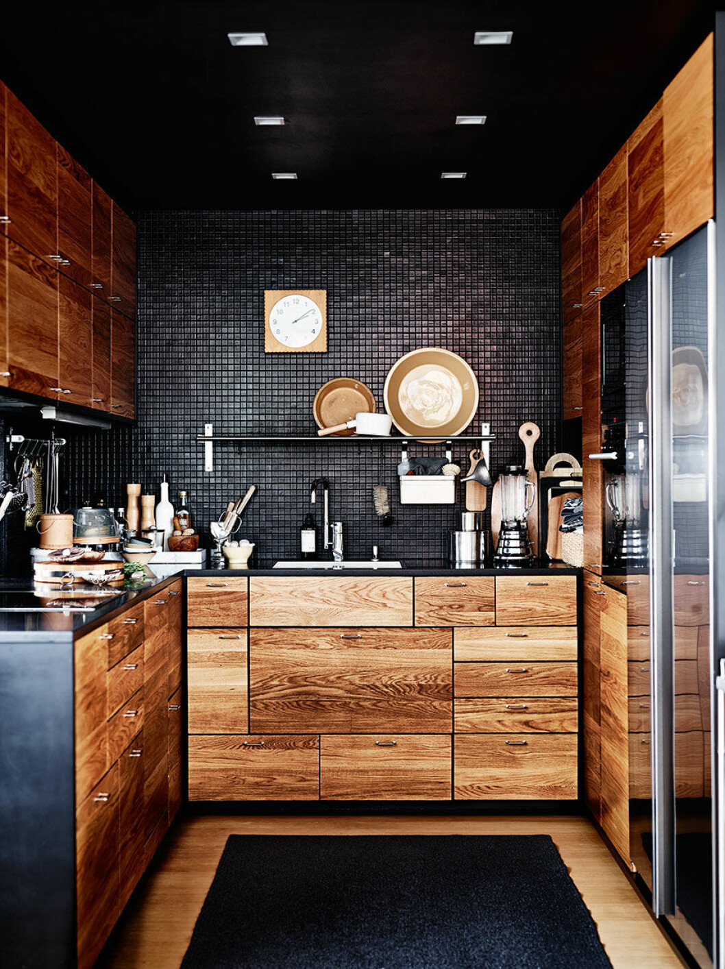 Av: Emma Persson Lagerberg Foto: Andrea Papini Syns i: <a href="https://www.elle.se/decoration/ombonad-industrikansla-med-en-explosion-av-grona-vaxter/">Ombonad industri och vackra stilleben </a> Matcha trä och svart.
