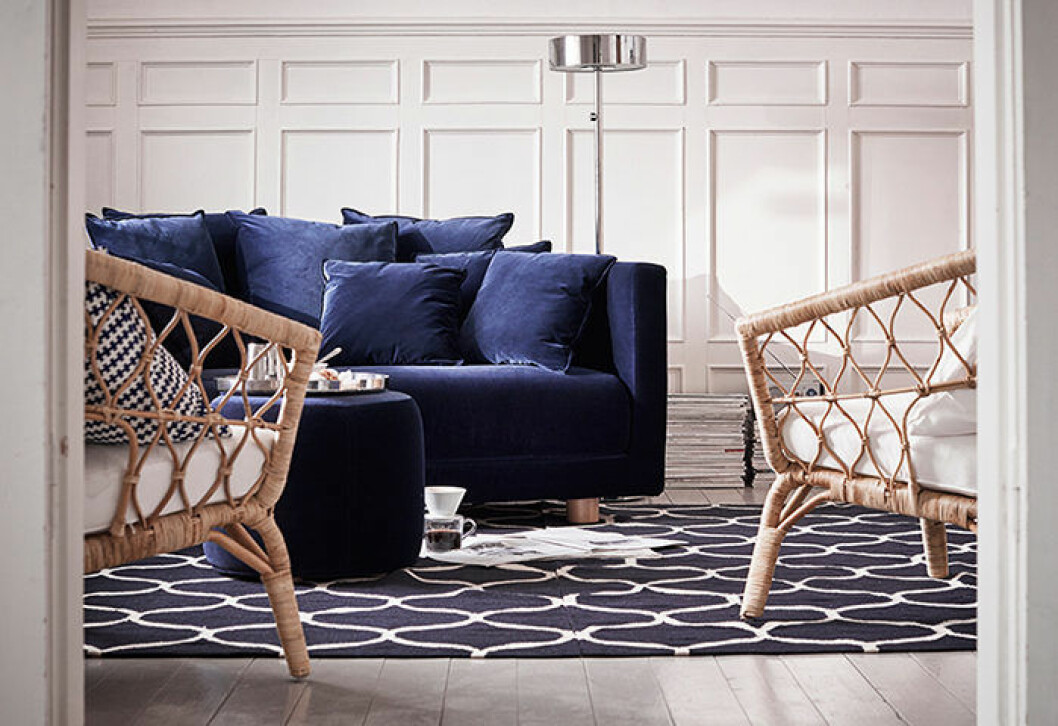 Foto: <a href="http://www.ikea.com/se/sv/kommer-snart/stockholm2017.html" target="_blank" rel="noopener">Ikea</a> Marinblå sammetssoffa