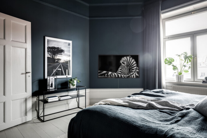 Genom att fästa tv:n på väggen går det att trolla bord sladdar och övriga tillbehör på ett snyggt sätt. Foto: Henrik Nero för Samsung Samsung The Frame TV som tavla