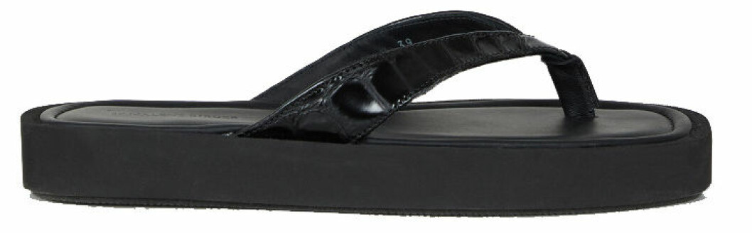 Flip flop-sandal från By Malene Birger med dekorativa remmar.