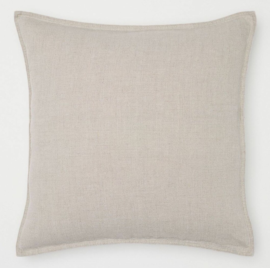 Linnekudde från H&M Home i en vacker pudrig nyans av sandbeige.
