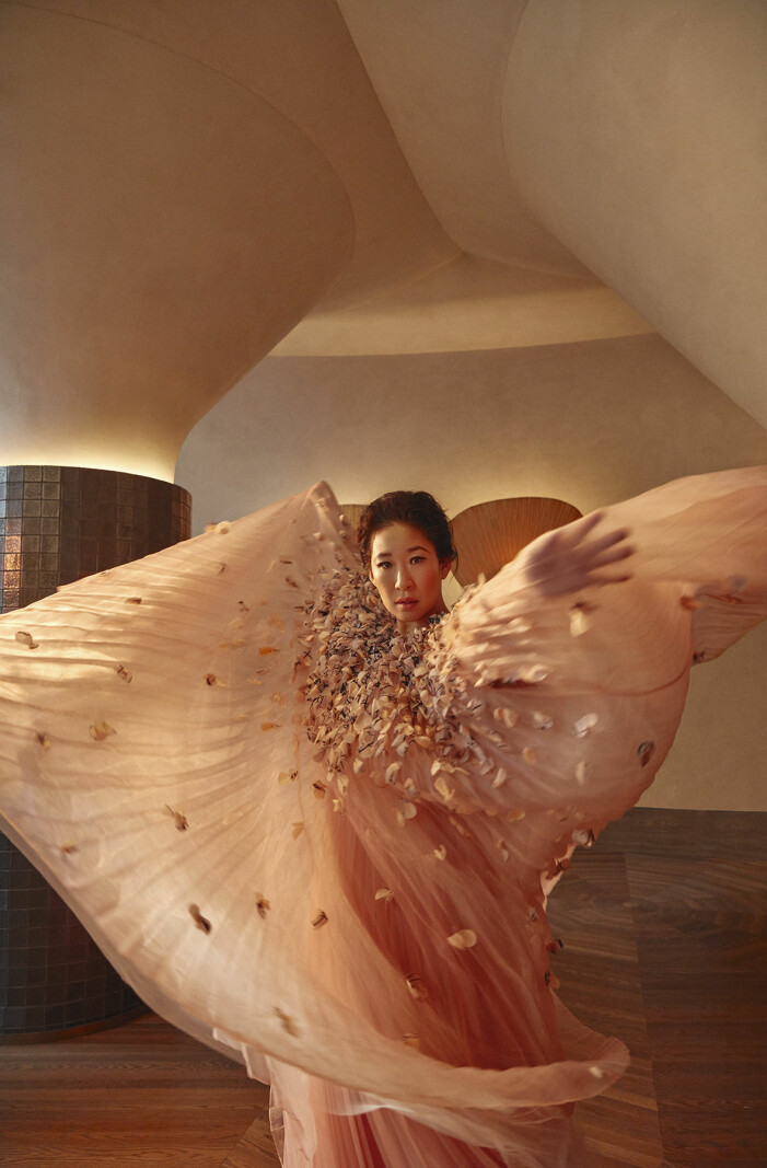 Broderad organzaklänning (Mary Katrantzou). Sandra Oh är bland annat med i hyllade Killing Eve.