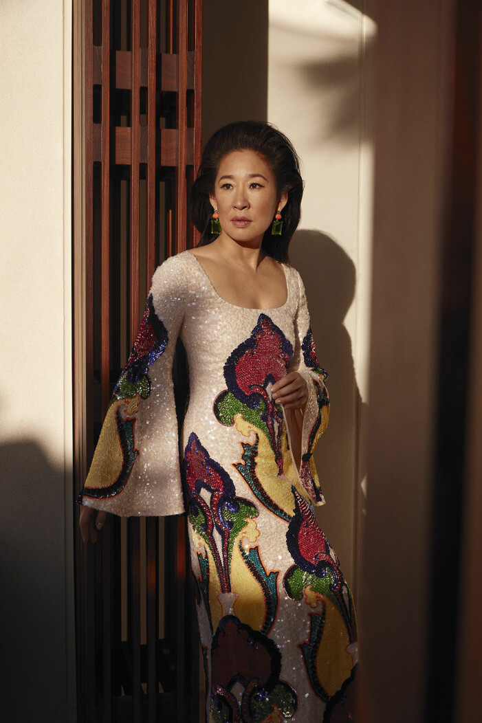 Paljettlinneklänning (Gucci) och guldpläterade örhängen med peridot, blå kristaller och konstgjord korall (Kenneth Jay Lane x Brandon Maxwell). Sandra Oh är glad över andra skådisar som "bär sin accent".