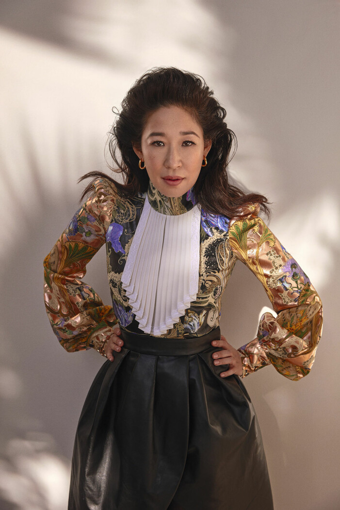Sidenskjorta och läderkjol (Louis Vuitton) och guldtonade örhängen (Balenciaga). Sandra Oh hyllas av Shonda Rimes i intervjun för ELLE.